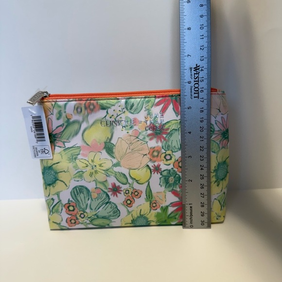 Clinique + Jonathan Cohen Make Up Bag With 8 Piece Make Up Set - Picture 5 of 8